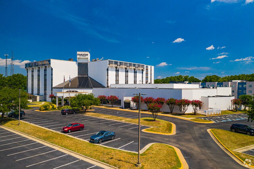 More Photos Of 1021 Koger Center Blvd, Bon Air Hotel For Lease