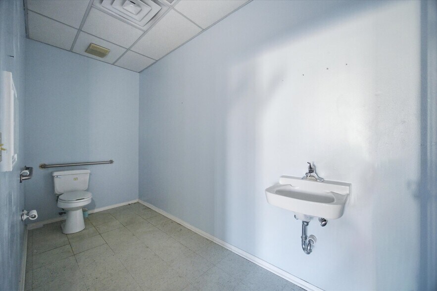 More Photos Of 2108 Monroe St, Commerce Showroom For Lease