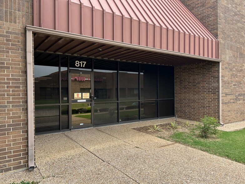 More Photos Of 801-815 Greenview Dr, Grand Prairie Unknown For Lease