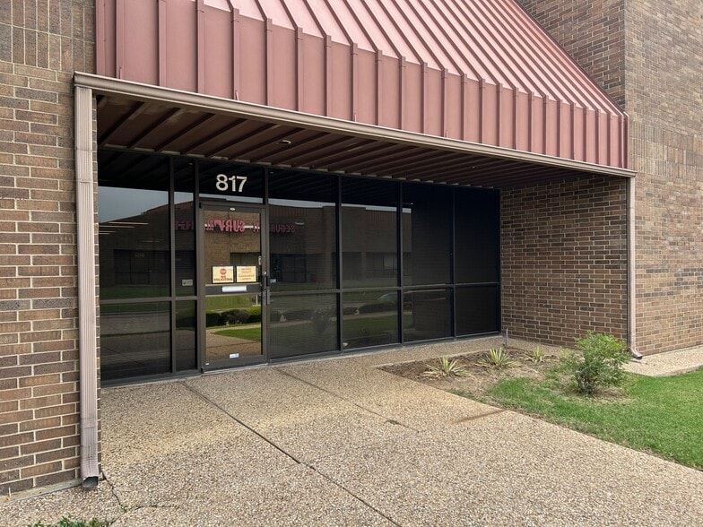 Primary Photo Of 801-833 Greenview Dr, Grand Prairie Showroom For Lease