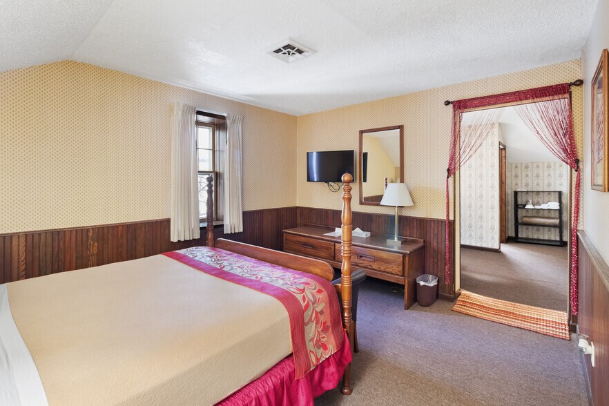 More Photos Of 4712 220th Trl, Amana Hotel For Sale