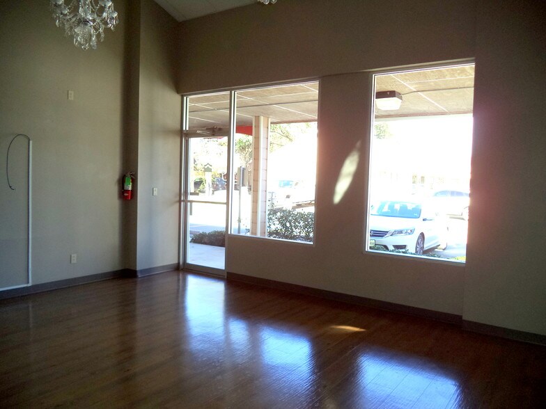 More Photos Of 128 S Moss St, Seguin Office For Lease
