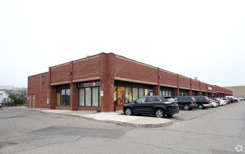 More Photos Of 15 Fisherman Dr, Brampton Showroom For Sale