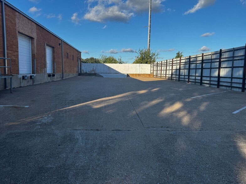 More Photos Of 8600 Chancellor Row, Dallas Warehouse For Lease