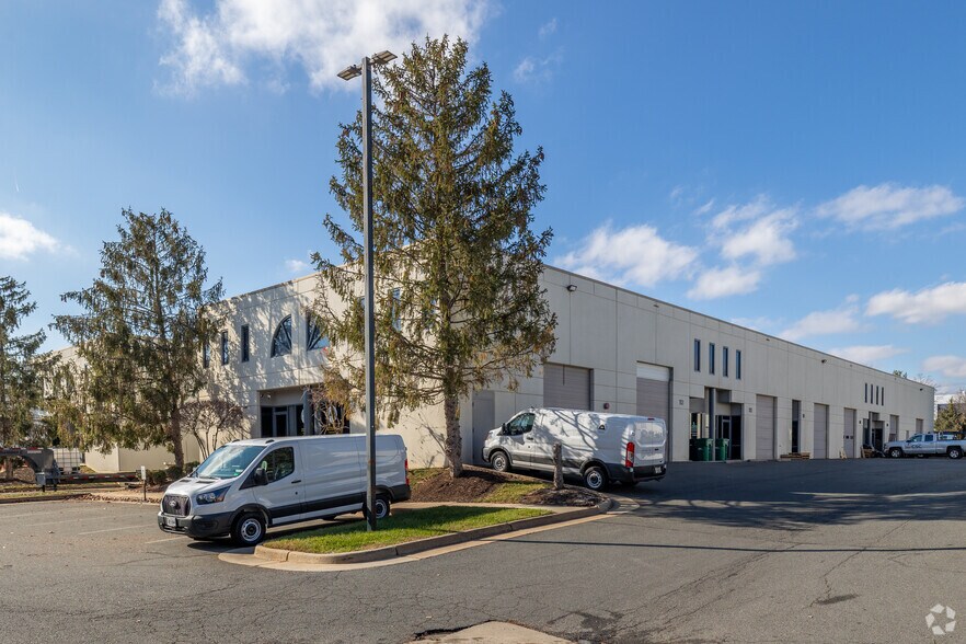 More Photos Of 44642 Guilford Dr, Ashburn Light Distribution For Lease