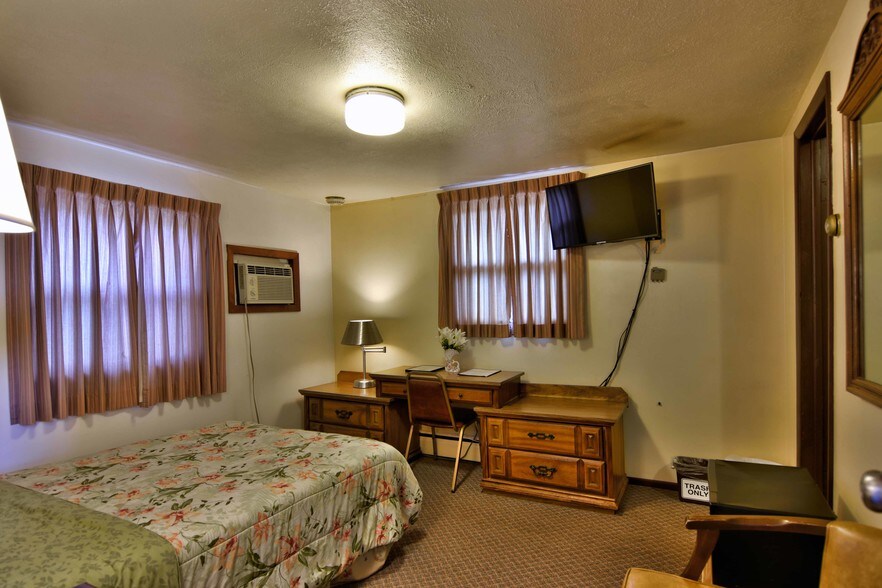 More Photos Of 100 Silver St, Hurley Hotel For Sale
