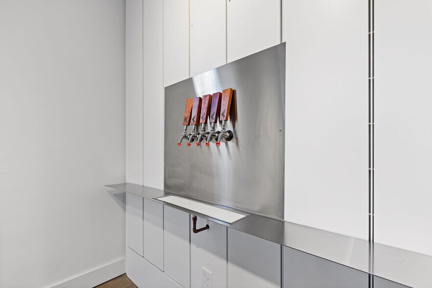 More Photos Of 17 E Brickel St, Columbus General Retail For Sale