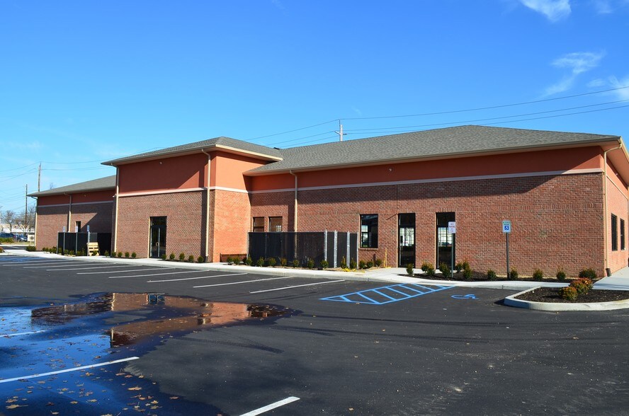 More Photos Of 1360 Lakeland Ave, Bohemia Storefront Retail Office For Lease