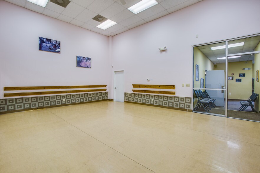 More Photos Of 1498 Central Park Blvd, Fredericksburg Freestanding For Sale