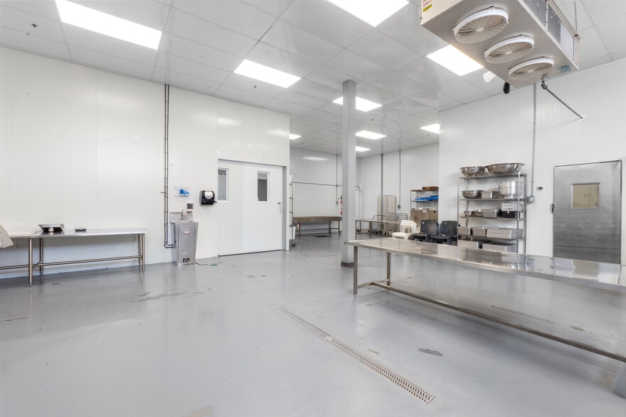 More Photos Of 609-649 Montée De Liesse, Saint-Laurent Warehouse For Sale