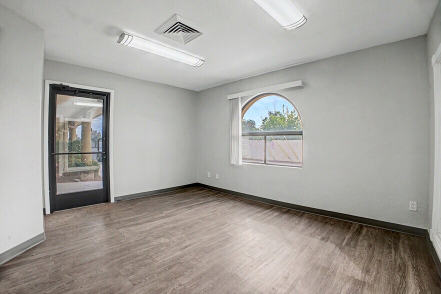 More Photos Of 555 W University Dr, Mesa Office For Sale