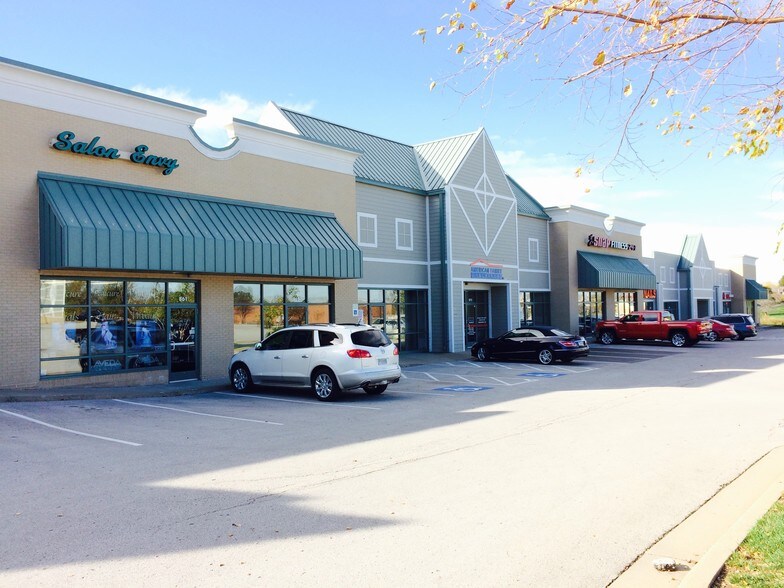 More Photos Of 813-899 SW Lemans Ln, Lee's Summit General Retail For Sale