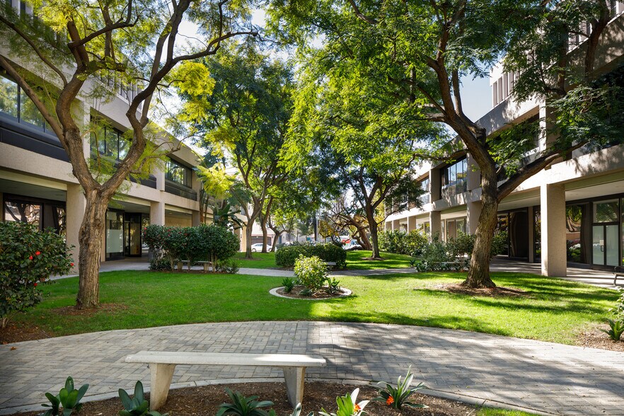 More Photos Of 6310 San Vicente Blvd, Los Angeles Unknown For Lease