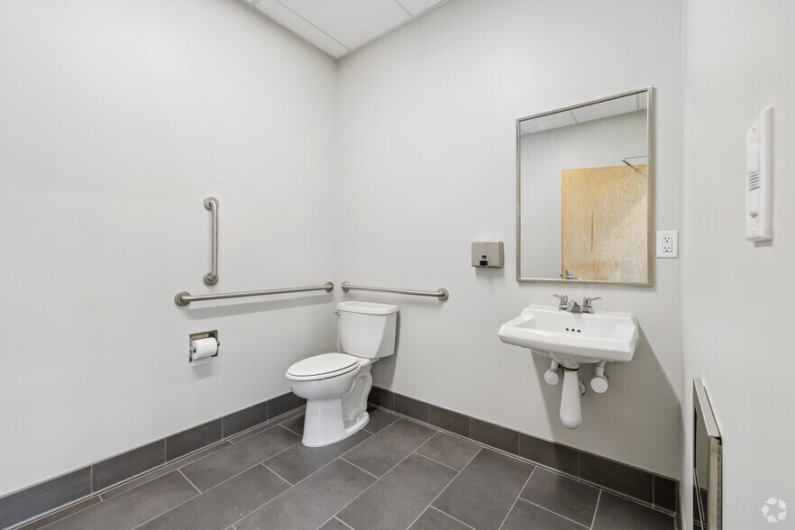 More Photos Of 2577 Forest Ave, Staten Island Truck Terminal For Lease