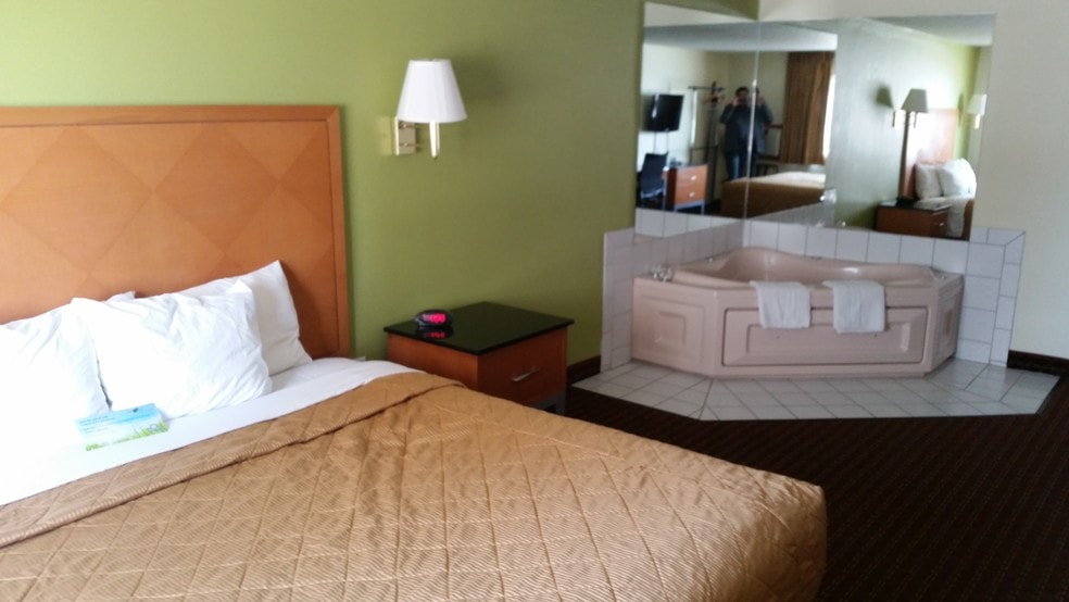 More Photos Of 3040 5th Ave S, Fort Dodge Hotel For Sale