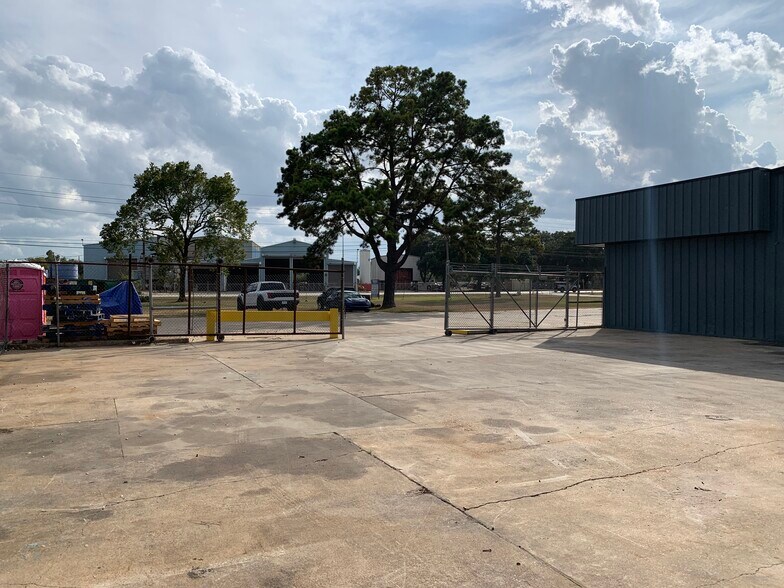 More Photos Of 15926 Cypress North Houston Rd, Cypress Industrial For Lease