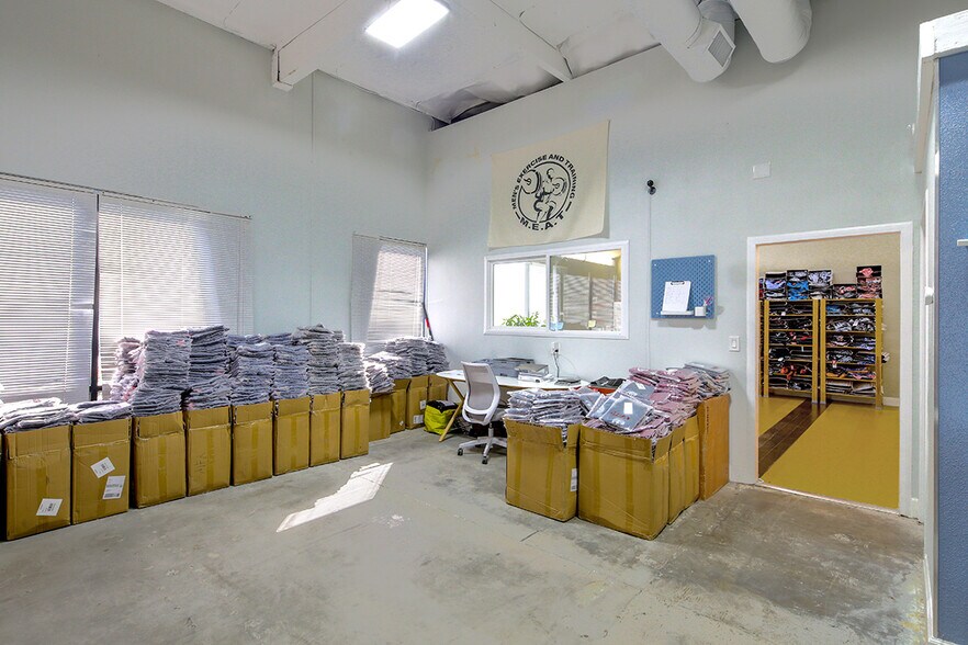 More Photos Of 2621 W Woodland Dr, Anaheim Manufacturing For Sale