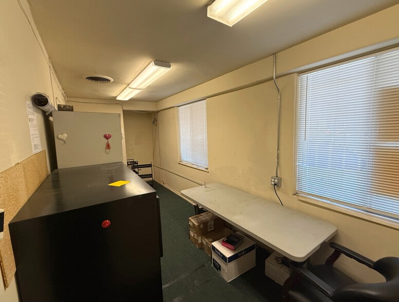 More Photos Of 14540 Sylvan St, Van Nuys Office For Sale