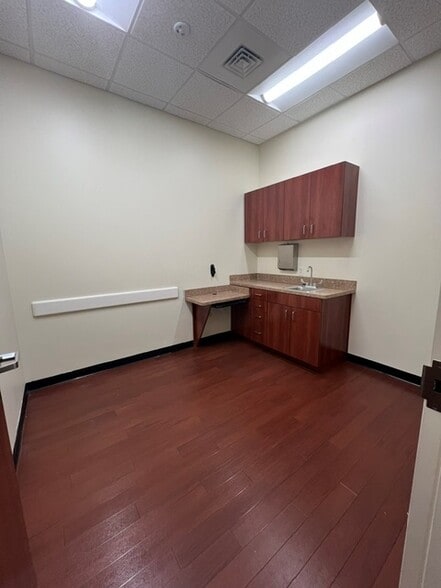 More Photos Of 40107 Highway 27, Davenport Medical For Lease