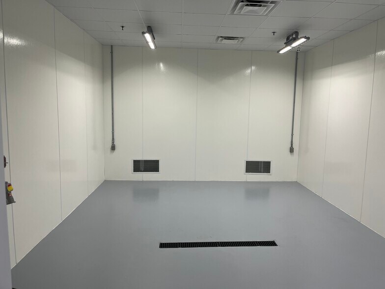 More Photos Of 112 E Industrial Blvd, Cleburne Warehouse For Sale