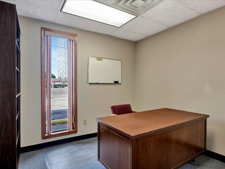 More Photos Of 202 N Angelina Ave, Lufkin Office For Sale