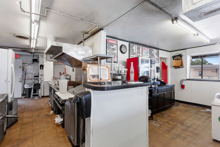 More Photos Of 1300 S Gordon St, Alvin Fast Food For Sale