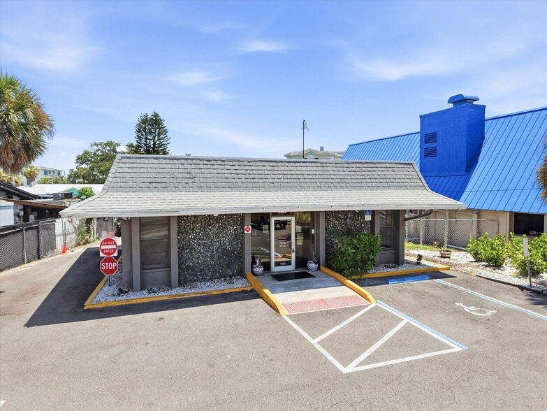 More Photos Of 5005 Gulf Blvd, Saint Petersburg Storefront For Sale