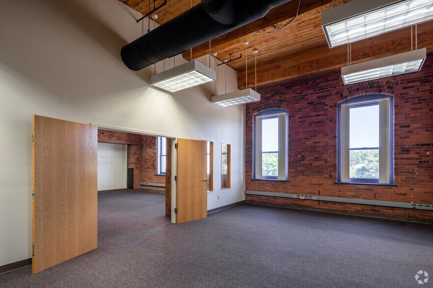 More Photos Of 290 Pratt St, Meriden Light Manufacturing For Lease