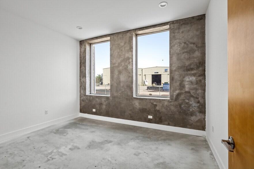 More Photos Of 5611 Clinton Dr, Houston Warehouse For Lease