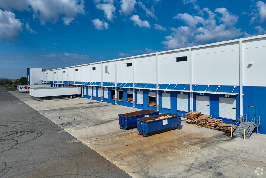 More Photos Of 3040 Shelby Industrial Dr, Apopka Distribution For Lease