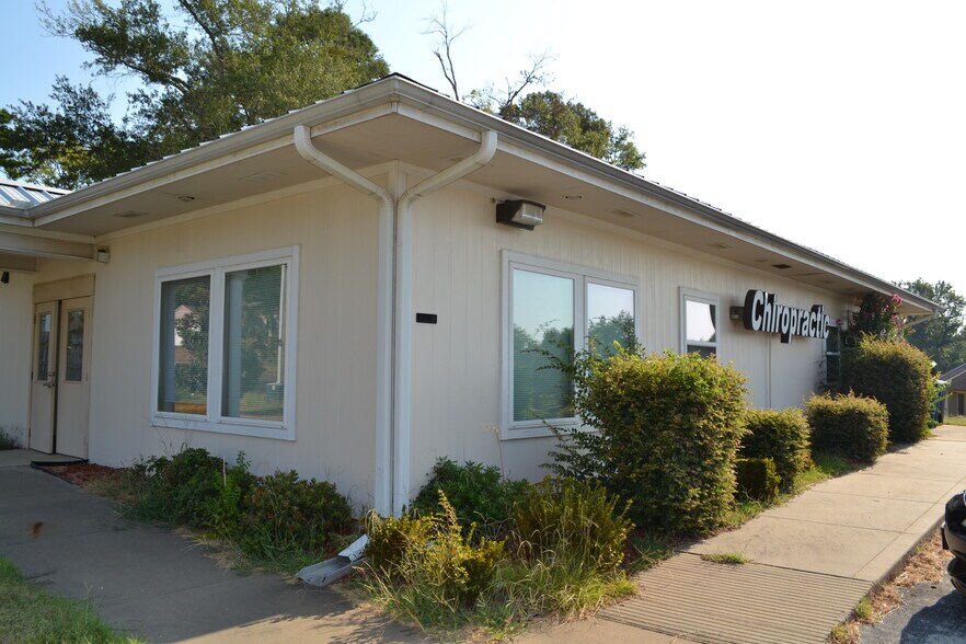 More Photos Of 112 N Lee Dr, Gladewater Office For Sale