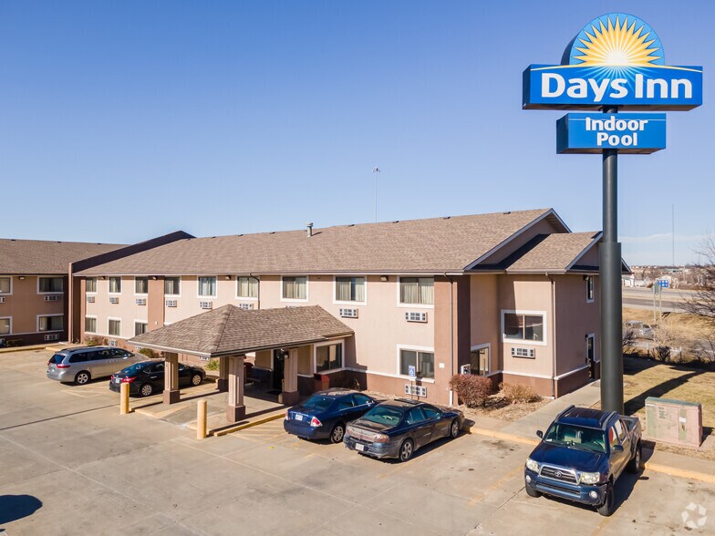More Photos Of 1510 SW Wanamaker Rd, Topeka Hotel For Sale