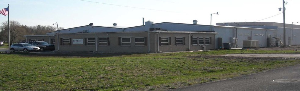 More Photos Of 7878 Gull Rd, Richland Warehouse For Lease