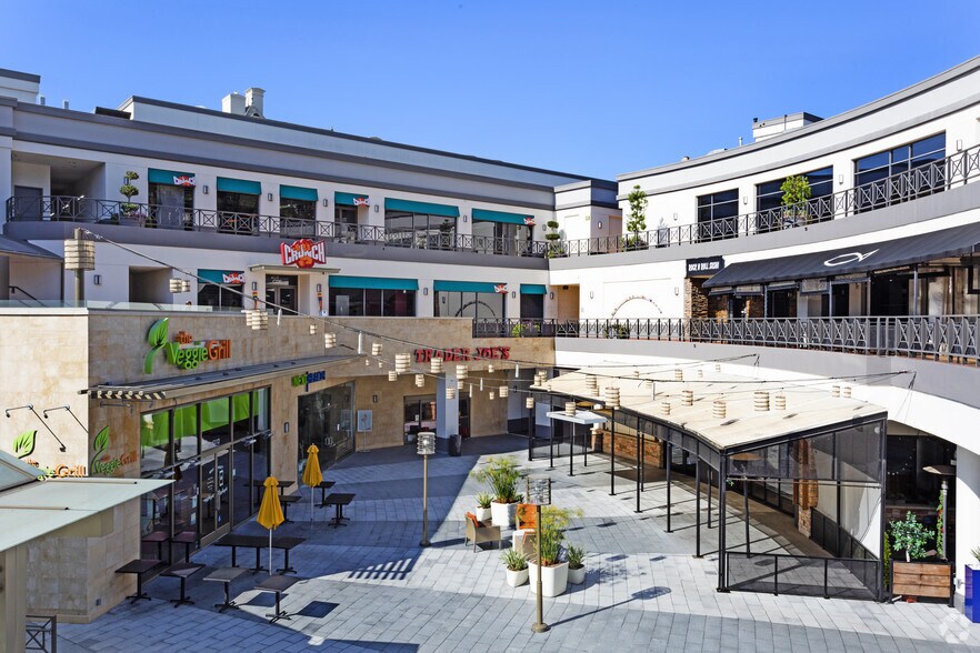 More Photos Of 8000 W Sunset Blvd, West Hollywood Restaurant For Lease