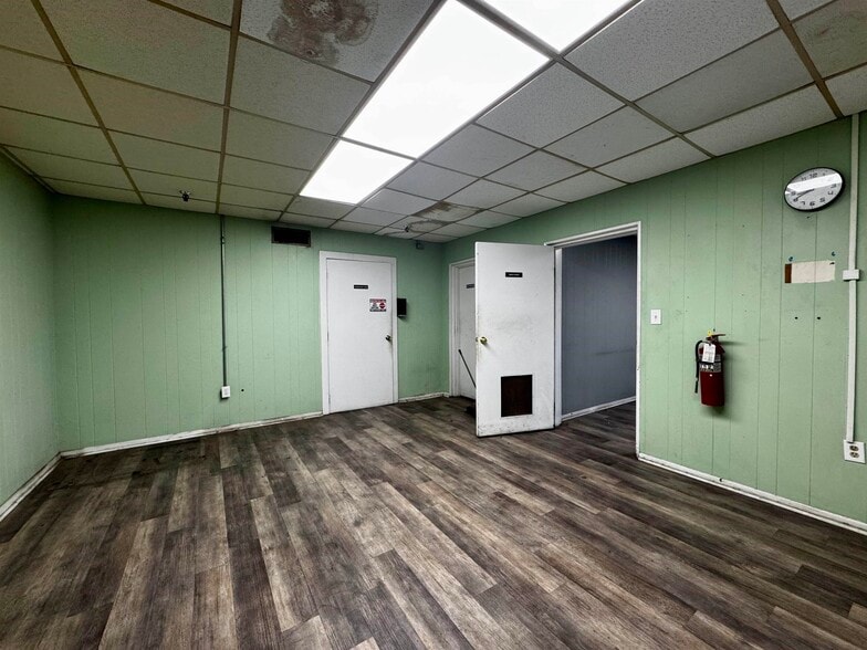 More Photos Of 235 S Hampton Ave, Johnsonville Warehouse For Sale