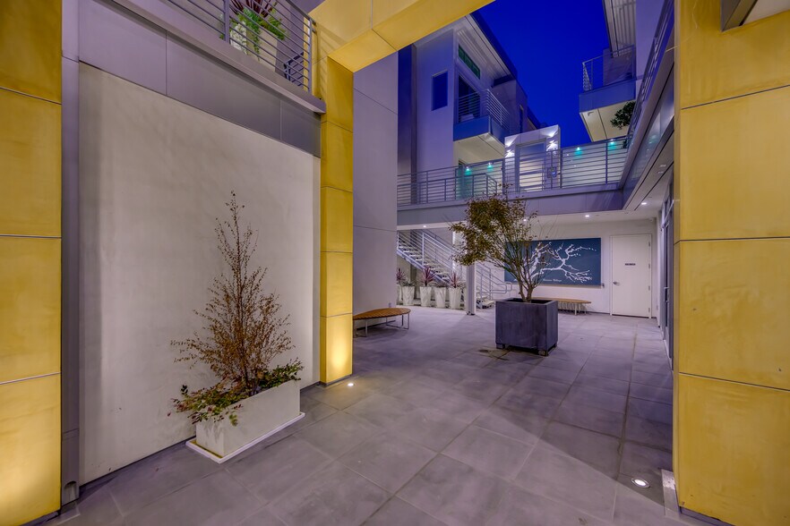 More Photos Of 219 Ave I, Redondo Beach Storefront For Lease