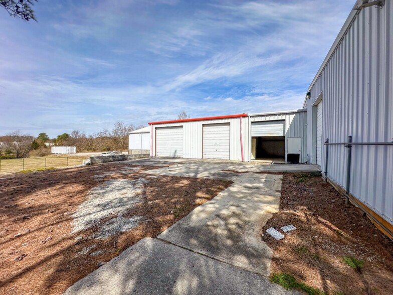 More Photos Of 3105 Memorial Pky NW, Huntsville Warehouse For Sale