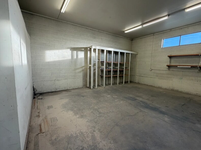 More Photos Of 589 N Geneva Rd, Lindon Warehouse For Sale