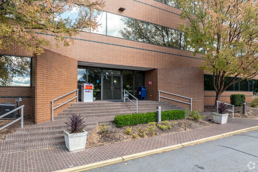 More Photos Of 220 Stoneridge Dr, Columbia Unknown For Lease