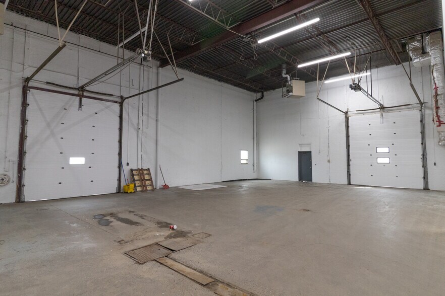 More Photos Of 3501 23rd St NE, Calgary Warehouse For Lease