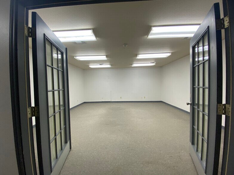 More Photos Of 4770 Washington Blvd, Beaumont Light Distribution For Sale
