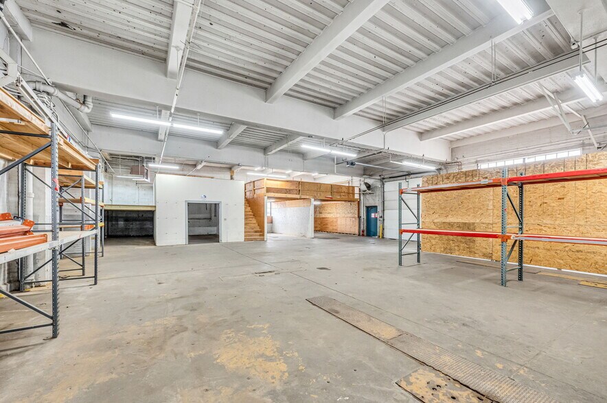 More Photos Of 424 Albany St, Springfield Flex For Sale