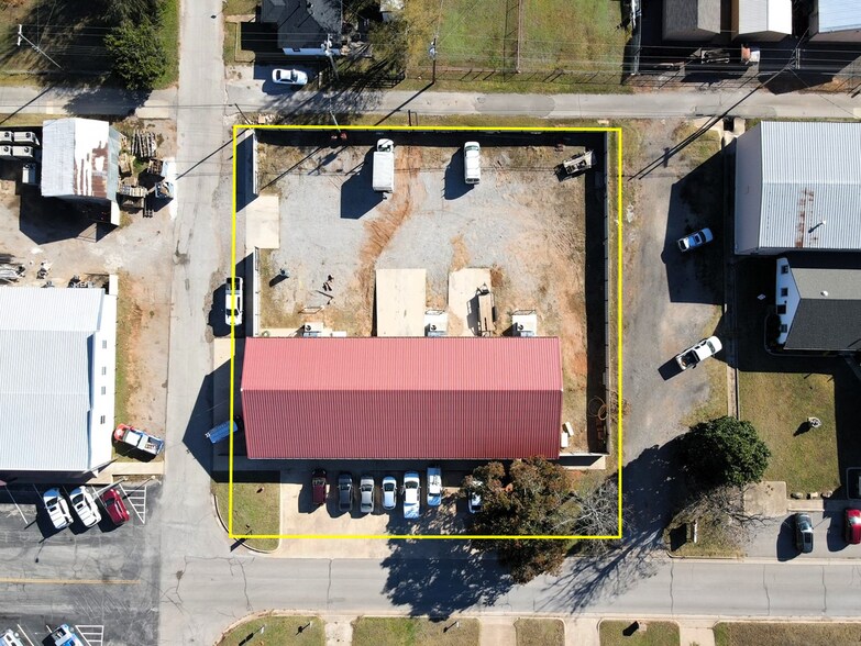 More Photos Of 200 S Main, Blanchard General Retail For Lease