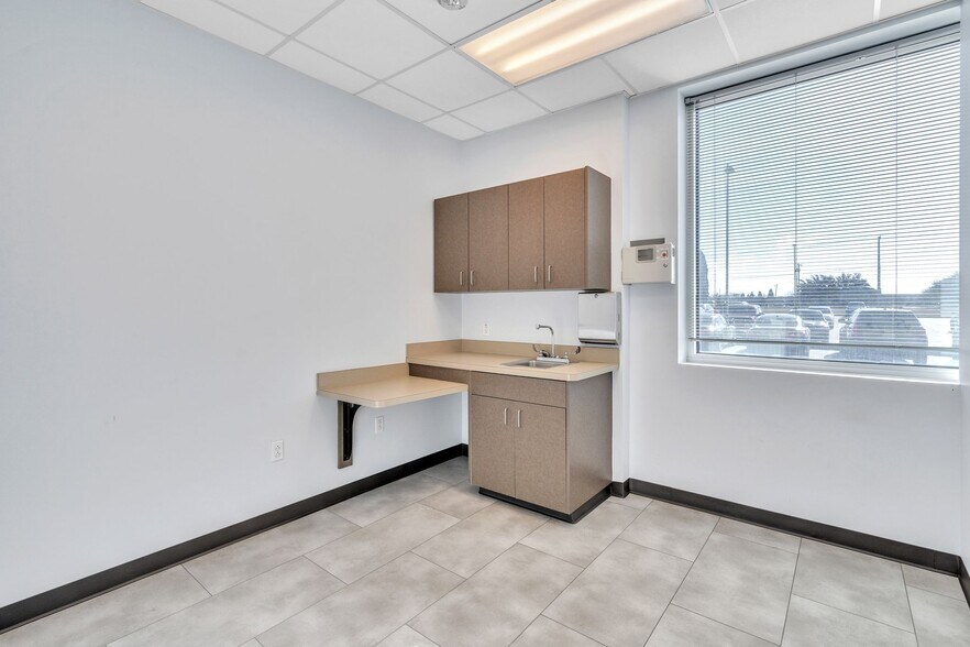 More Photos Of 341 Wheatfield Dr, Sunnyvale Medical For Lease