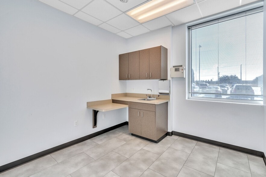 More Photos Of 341 Wheatfield Dr, Sunnyvale Medical For Lease