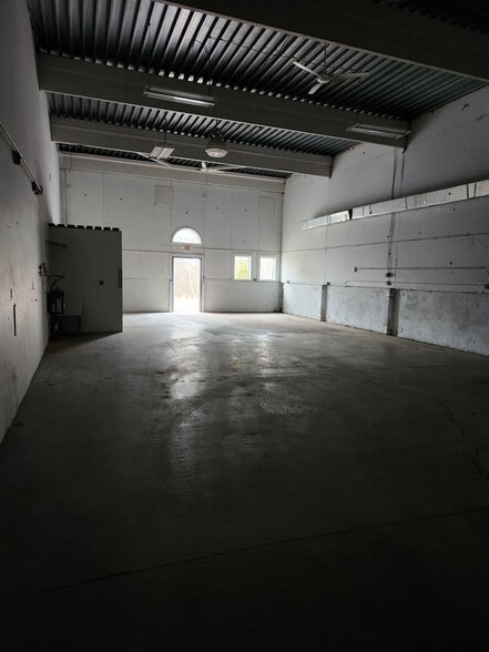 More Photos Of 3 Robinson Rd, Bow Light Distribution For Lease