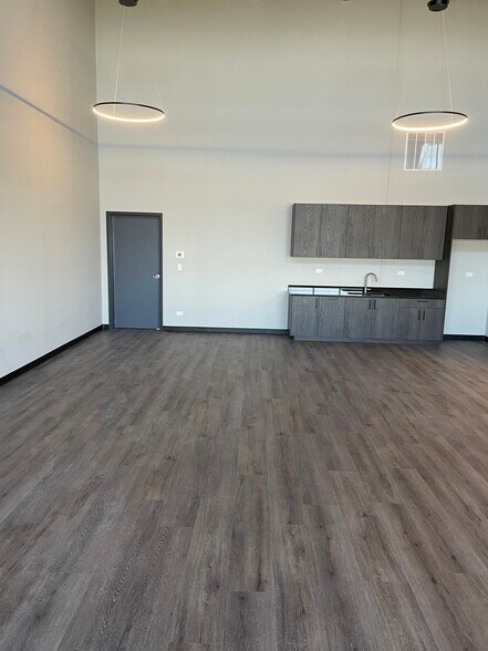 More Photos Of 5501 Adams St, Matteson Flex For Lease