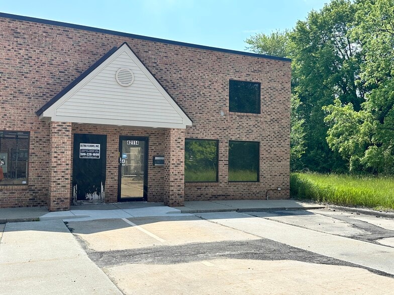 Primary Photo Of 42120 Garfield Rd, Clinton Township Freestanding For Lease
