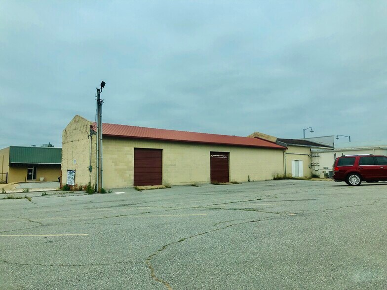 More Photos Of 15 N 10th St, Duncan Storefront For Lease
