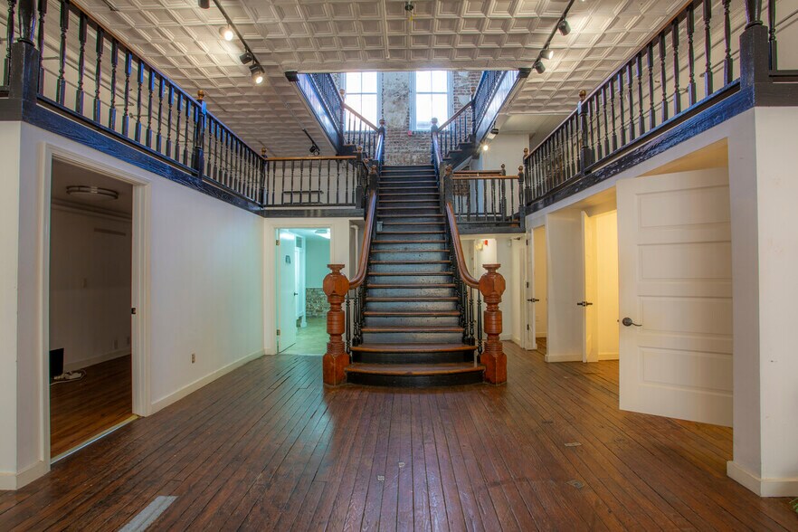 More Photos Of 318 W Broughton St, Savannah Storefront Retail Residential For Lease